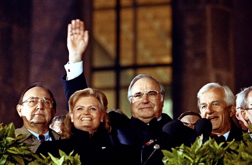3. Oktober 1990: Helmut Kohl, der  „Kanzler der Einheit“, feiert mit seiner Frau Hannelore, Außenminister Hans-Dietrich Genscher (li.) und Bundespräsident Richard von Weizsäcker in Berlin die Wiedervereinigung. Foto: dpa
