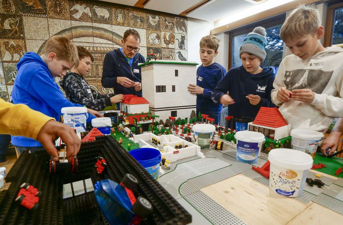 Städtebau im Kleinen: Rund 70 Mädchen und Jungen kreieren mit Legosteinen einen Kommune nach ihren Vorstellungen. Foto: Simon Granville/Simon Granville