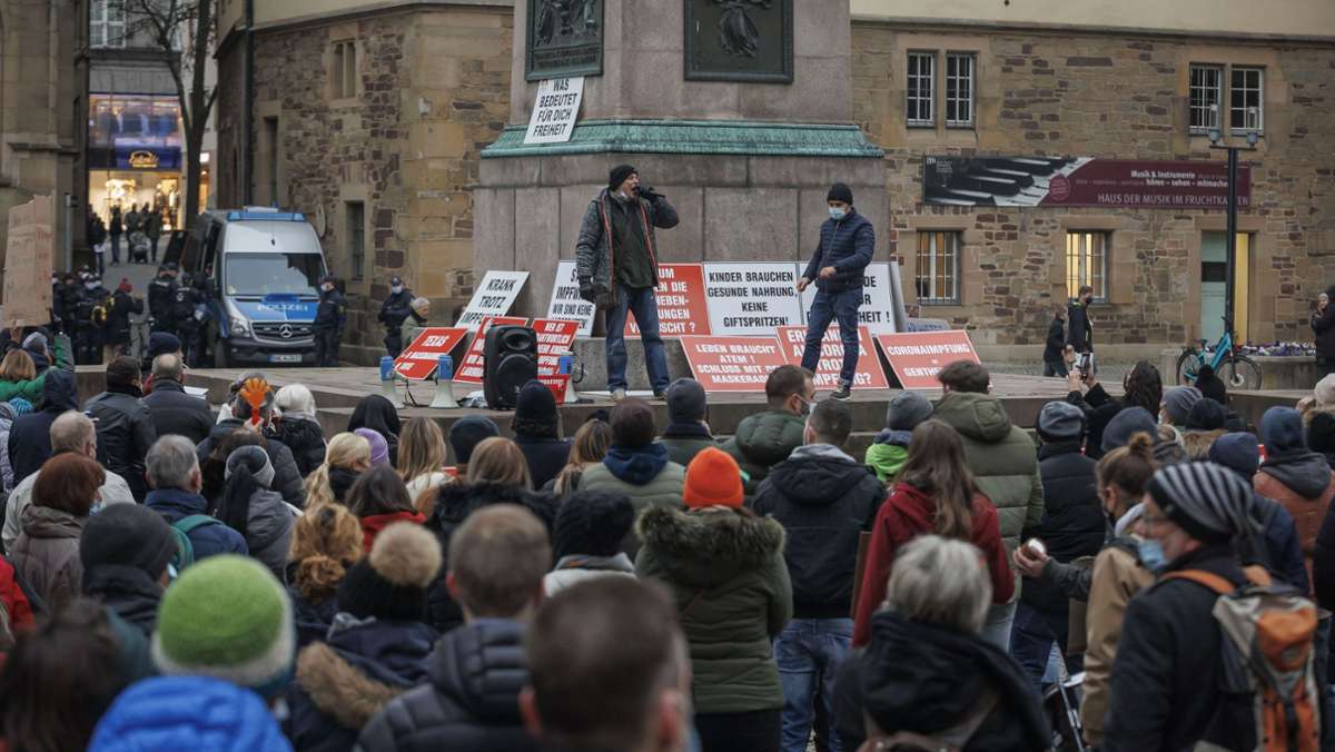  Mehrere hundert Menschen demonstrierten am Samstag in Stuttgart gegen die aktuelle Corona-Politik. Die Polizei meldet 16 Maskenverstöße und drei Anzeigen. 