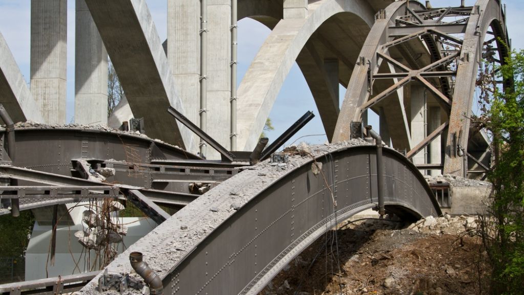 Murrtalviadukt bei Backnang: Video: Teile der alten Brücke an der B14 fallen