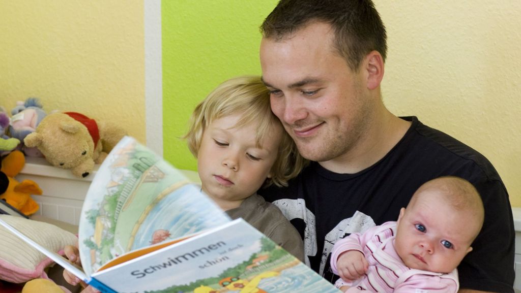 Studie: Väter in Elternzeit machen später auch mehr im Haushalt