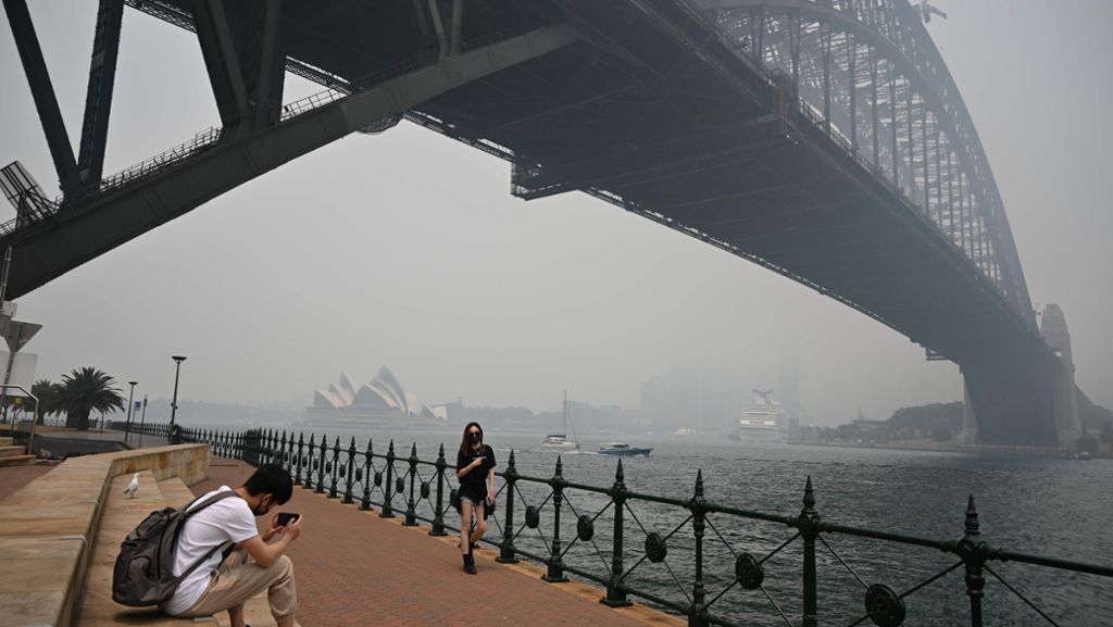  Seit Wochen wüten in Australien schwere Buschbrände und hüllen auch die Großstadt Sydney in einen Dunstschleier. Fotos aus der Metropole zeigen, wie ernst die Lage vor Ort ist. 