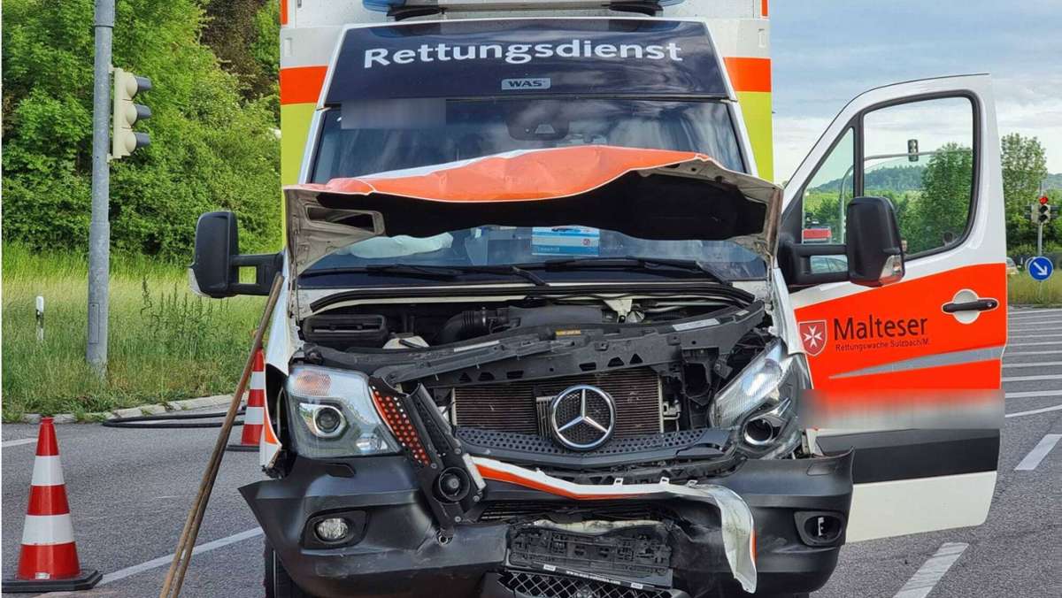 Unfall bei Weinsberg: Rettungswagen kollidiert mit Auto – zwei Verletzte