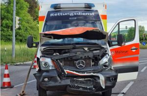 Rettungswagen kollidiert mit Auto – zwei Verletzte
