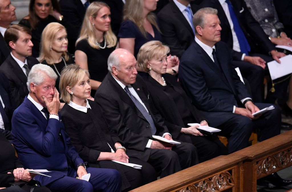 Auch der ehemalige US-Präsident Bill Clinton und seine Frau Hillary Clinton sowie rechts daneben der ehemalige Vize-Präsident Dick Cheney ...