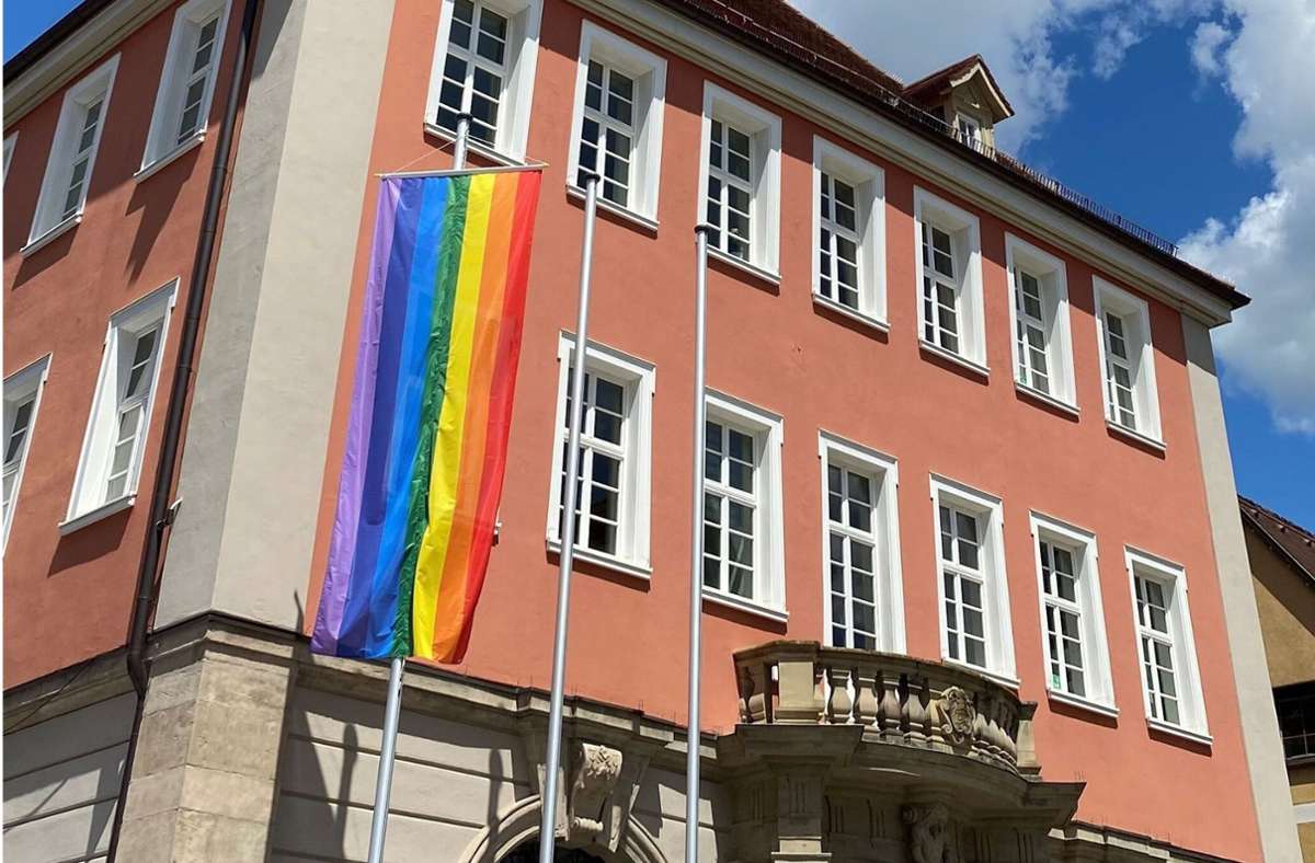 In der 40 000-Einwohner-Stadt Schorndorf im Rems-Murr-Kreis wurde ebenfalls eine Regenbogenflagge vor dem Rathaus am Marktplatz gehisst.