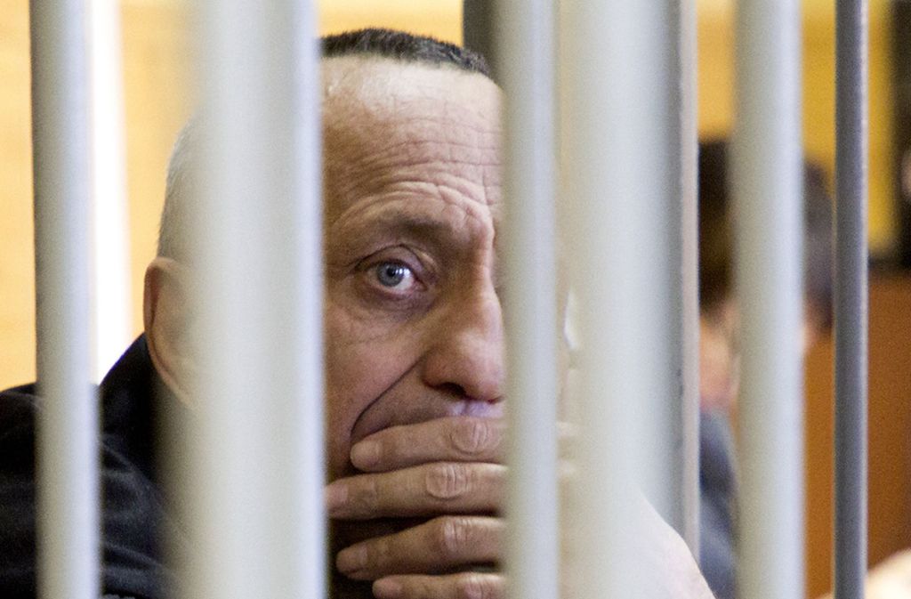 Michail Popkow (geboren 1964) schaut während der Gerichtsverhandlung durch die Gitter des Gerichtskäfigs. Ein Gericht im russischen Irkutsk sprach den 53-Jährigen im Dezember 2018 des Mordes an weiteren 56 Frauen schuldig gesprochen und verurteilte ihn zu einer lebenslangen Haftstrafe.