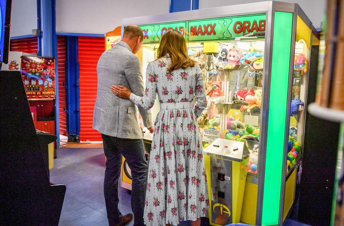 Während ihres Besuchs auf der Insel Barry versuchen die beiden ihr Glück an einem Spielautomaten in der Island Leisure Amusement Spielhalle.