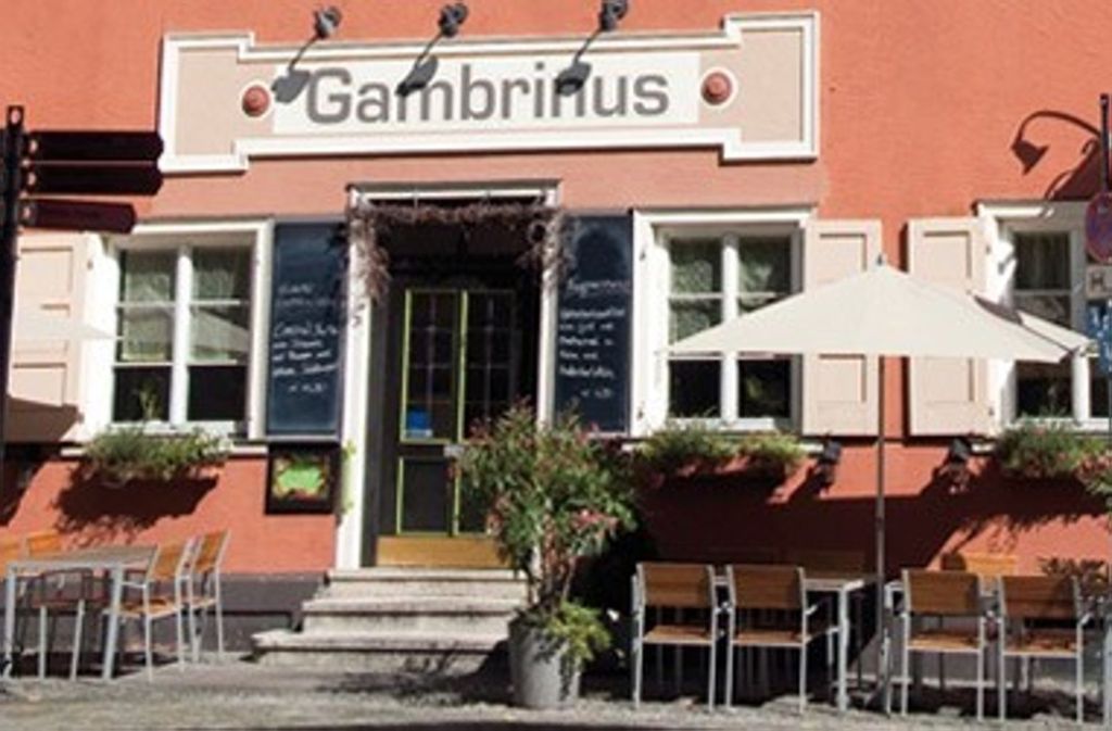 Gambrinus: Im gemütlichen Lokal am Hafenmarkt versteht man sich auf Gerichte aus der deutschen Küche. Diese lassen sich auch ausgezeichnet vor der Gaststätte im Freien genießen. Strohstr. 20, Esslingen, Mo-So 11:30-14+18-23 Uhr, Tel. 0711/35 96 62, www.gambrinus-esslingen.de