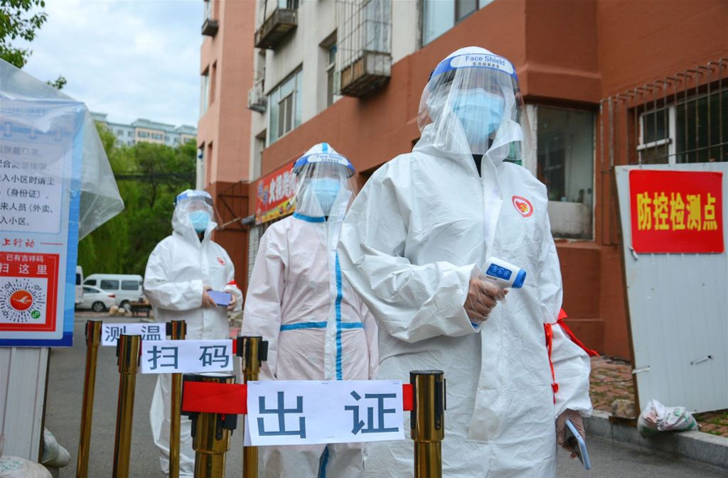 In der Stadt Jilin im Südosten Chinas: Freiwillige stehen mit Fieberthermometern an einem Checkpoint in einem Wohngebiet. Das neuartige Coronavirus war zunächst in der chinesischen Provinz Hubei ausgebrochen.