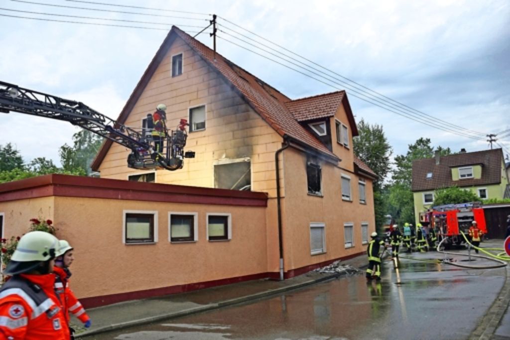 Die Feuerwehr hatte den Brand rasch gelöscht, konnte den Mann aber nicht mehr rechtzeitig retten. Das Gebäude in der Mühlstraße  ist  vorerst nicht bewohnbar. Foto: SDMG