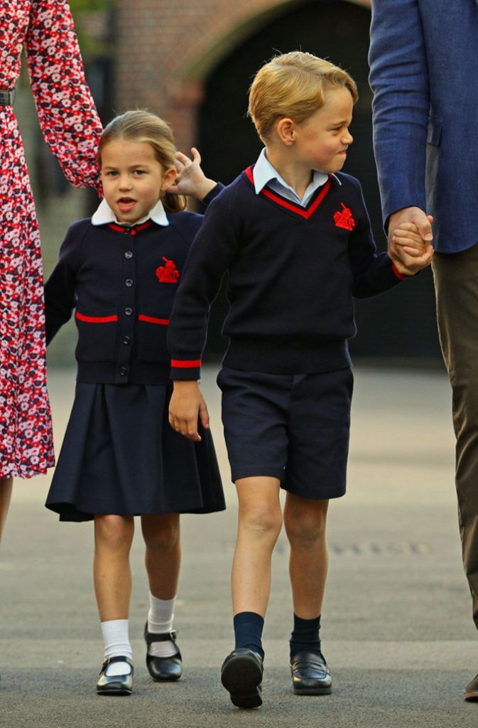 George und Charlotte tragen die traditionellen Schuluniformen der britischen Schulkinder.