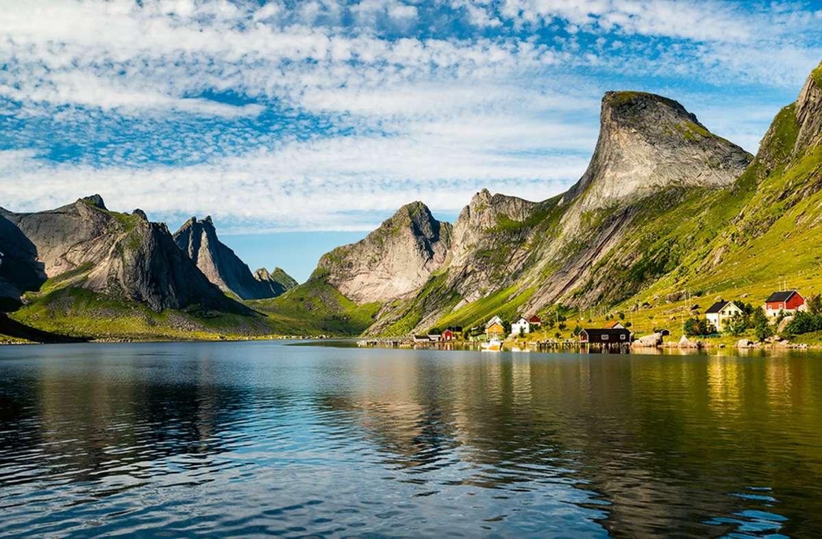 Malerisch von Bergen umrundet: der Vorfjorden auf den norwegischen Lofoten.