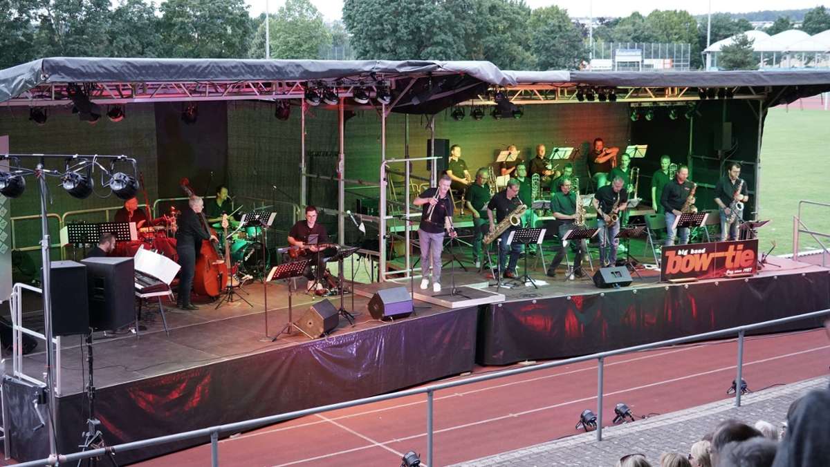 Open-Air in Renningen: Bow-Tie-Bigband bringt das Stadion zum Swingen