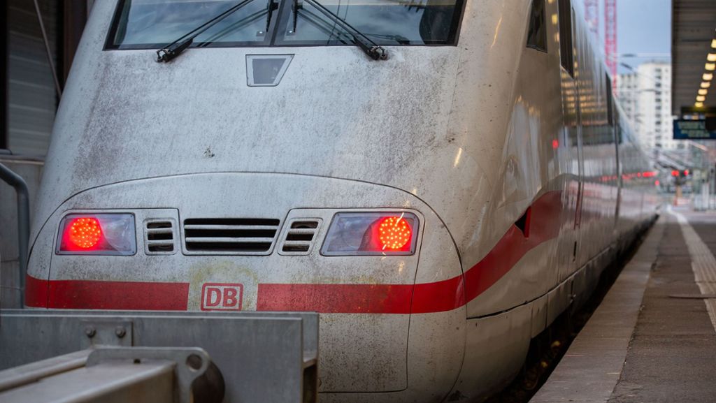 Hauptbahnhof Stuttgart: Zwei ICE-Züge wegen Corona-Verdachts angehalten