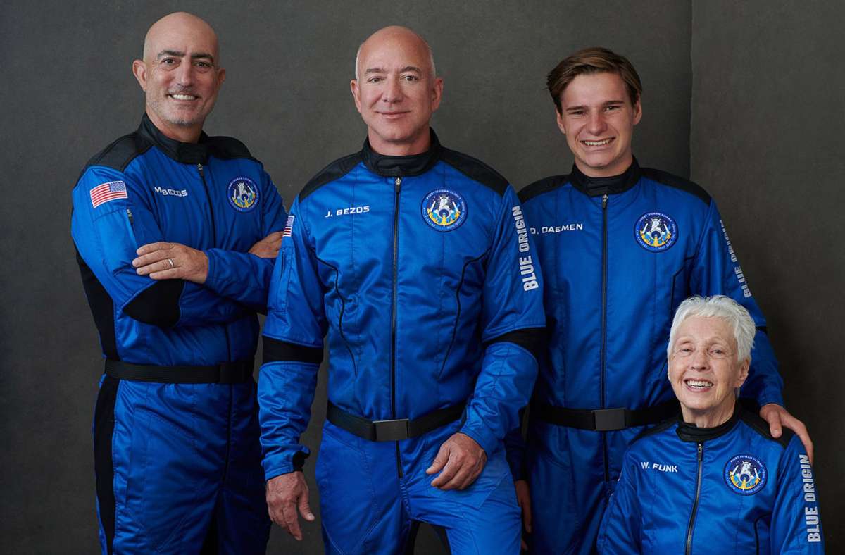 Gemeinsam mit seinem Bruder Mark Bezos (links) macht der Milliardär Jeff Bezos sich auf in den Weltraum. Foto: dpa/Blue Origin