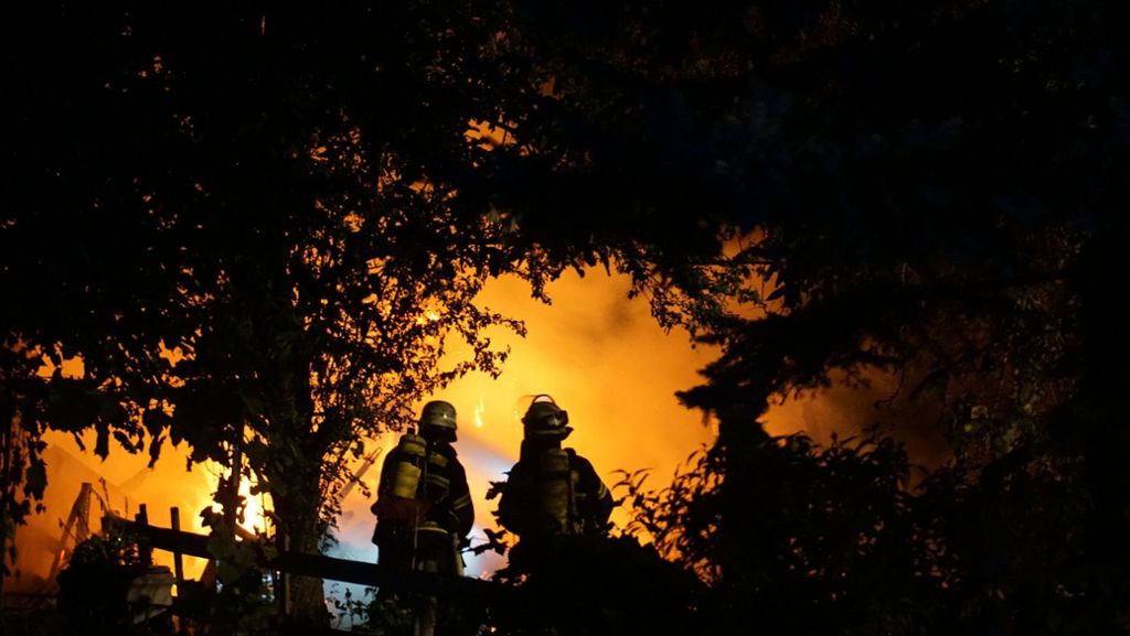 Zell unter Aichelberg: Unbekannte zerstören Kleingartenanlage und legen Feuer