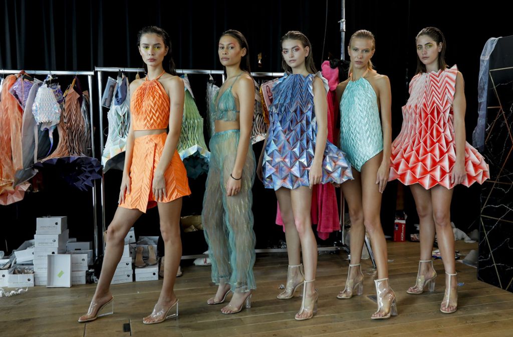 Melina, Luna, Alicija-Laureen, Anastasiya und Justine (von links nach rechts) tragen Waibels Kreationen in der Folge von „Germany’s next Topmodel“.