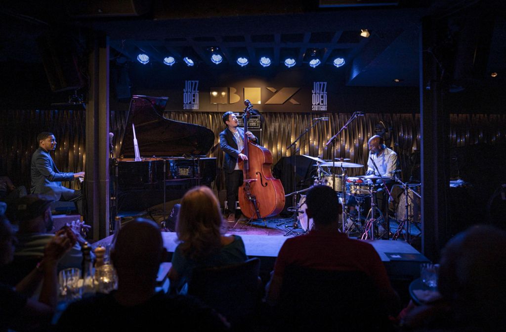 Blick auf die Bühne im Jazzclub Bix und das Christian Sands Trio