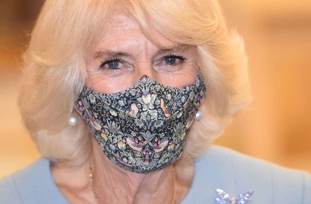 Die Frau von Prinz Charles hat Masken mit allen möglichen Mustern.