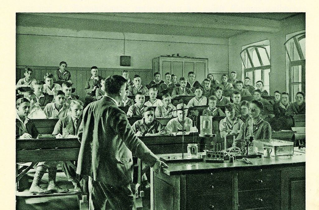 Diese Aufnahme aus einem Schulprospekt (1929) zeigt Schüler, die in der Alten Lateinschule im Physikunterricht sitzen.