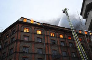 Brennendes Gebäude wird abgerissen