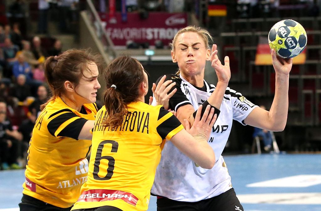 Maura Visser (re.) will mit den Bietigheimer Handballerinnen gegen den russischen Vertreter Rostov Don im EHF-Pokal-Finale für eine Überraschung sorgen. Foto: Baumann