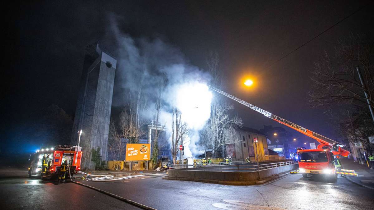  Ein brennender Wohnwagen hat in der Nacht auf Mittwoch die Feuerwehr in Feuerbach in Atem gehalten. Nun ermittelt die Polizei unter anderem wegen fahrlässiger Brandstiftung. 