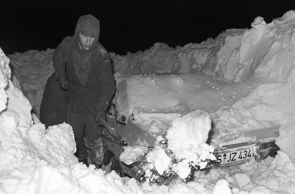 Ein Mann in Hamburg befreite sein Auto mit einer Schaufel von den Schneemassen. Der Temperatursturz vom 29. Dezember 1978 führte in Norddeutschland, dem Norden der DDR, Dänemark und Südschweden zu einem Schneechaos.