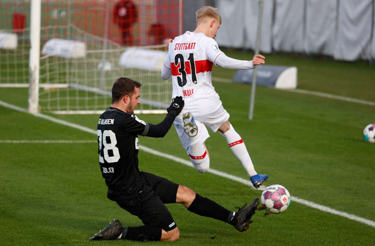 Jonas Vogler drängt VfB-Spieler Marco Wolf samt Ball aus dem Strafraum.