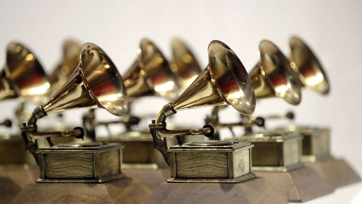  Fans der K-Pop Band BTS ärgern sich darüber, dass ihre Lieblingsband bei den diesjährigen Grammys leer ausgegangen ist. Aber wer entscheidet eigentlich, welche Künstler den begehrten Musikpreis erhalten? 