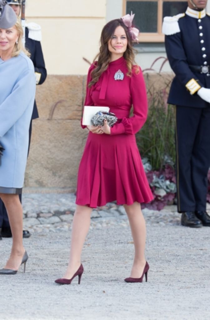 Prinzessin Sofia von Schweden in einem engen pinkfarbenen Kleid.