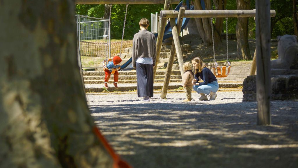 Am Mittwochmorgen öffnet die Stadt Stuttgart zum ersten Mal seit rund sieben Wochen einen Spielplatz in der Landeshauptstadt. Bis Freitag sollen alle 580 Spielplätze folgen. Ein Besuch im Höhenpark am Mittwoch um 13 Uhr. 