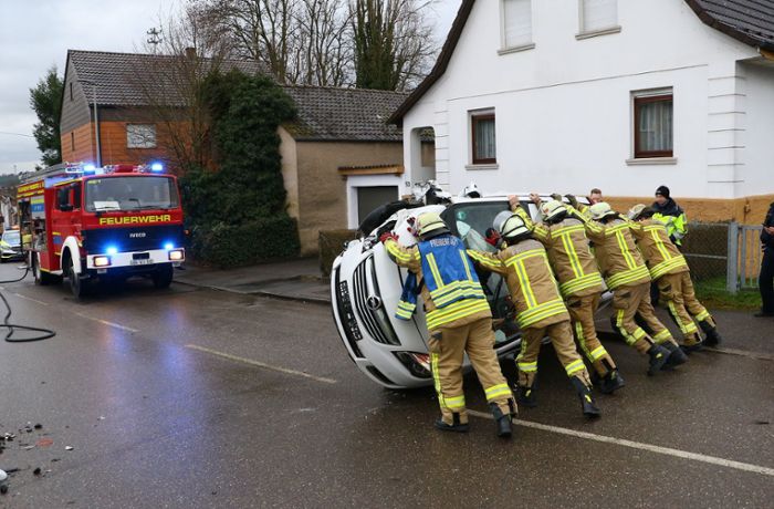 Unfall in Freiberg: Opel prallt gegen Betonmauer
