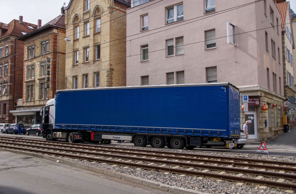 Der Lastzug blockiert einen Teil der Böblinger Straße.
