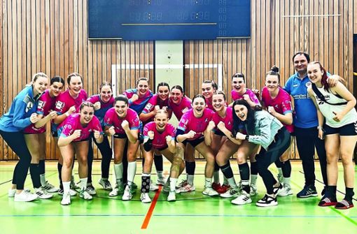 Künftig erstklassig: Die überwiegend aus Spielerinnen der Stuttgarter Kickers bestehende Mannschaft feiert  ihren Erfolg. Foto: HSG Stuttgart/Metzingen