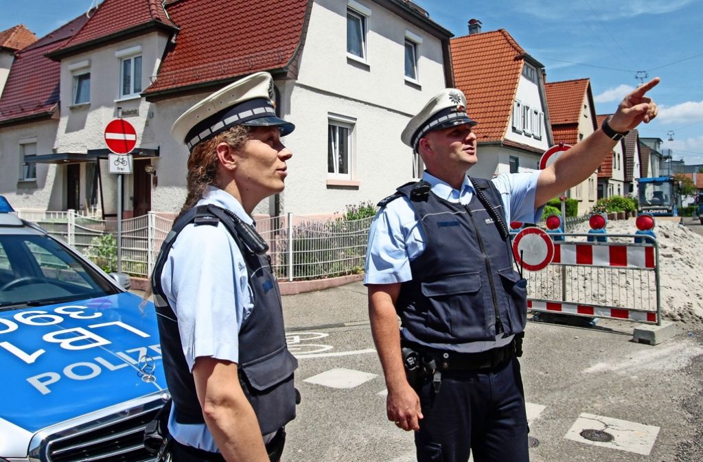 Die Polizisten Katharina Zinth und Dirk Stiller zeigen Präsenz gegen Einbrecher in einem Ludwigsburger Wohngebiet. Foto: factum/Granville