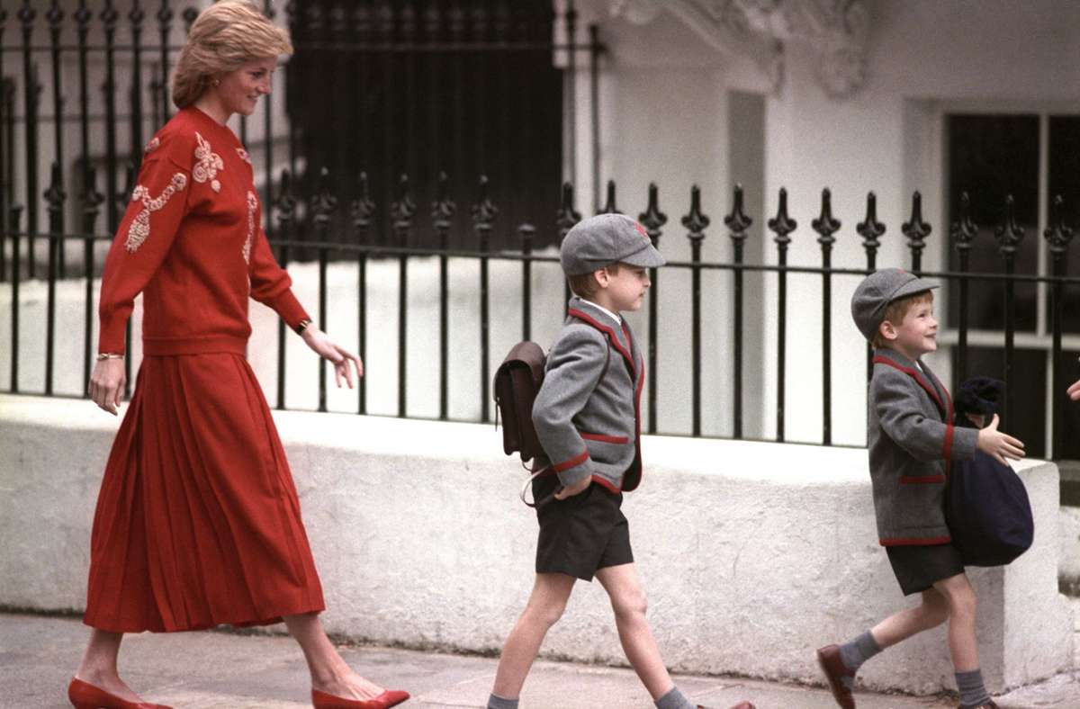 1989: Ein Bild von Prinz Harrys erstem Schultag.