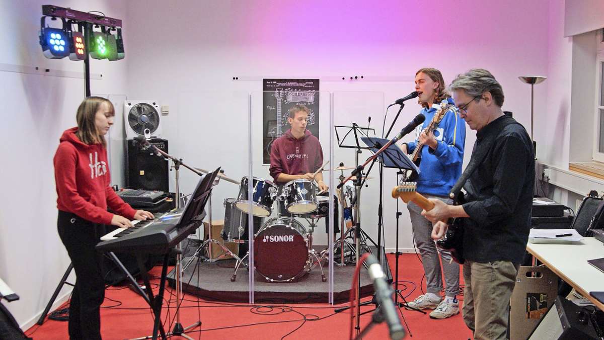  Flying Kangaroos heißt die Band der Musikschule Schönaich. Bei einem Wettbewerb der Popakademie Baden-Württemberg gewinnt die junge Band den 1. Preis. Das Musikvideo zu dem Lied wurde bereits tausendmal angeschaut. 