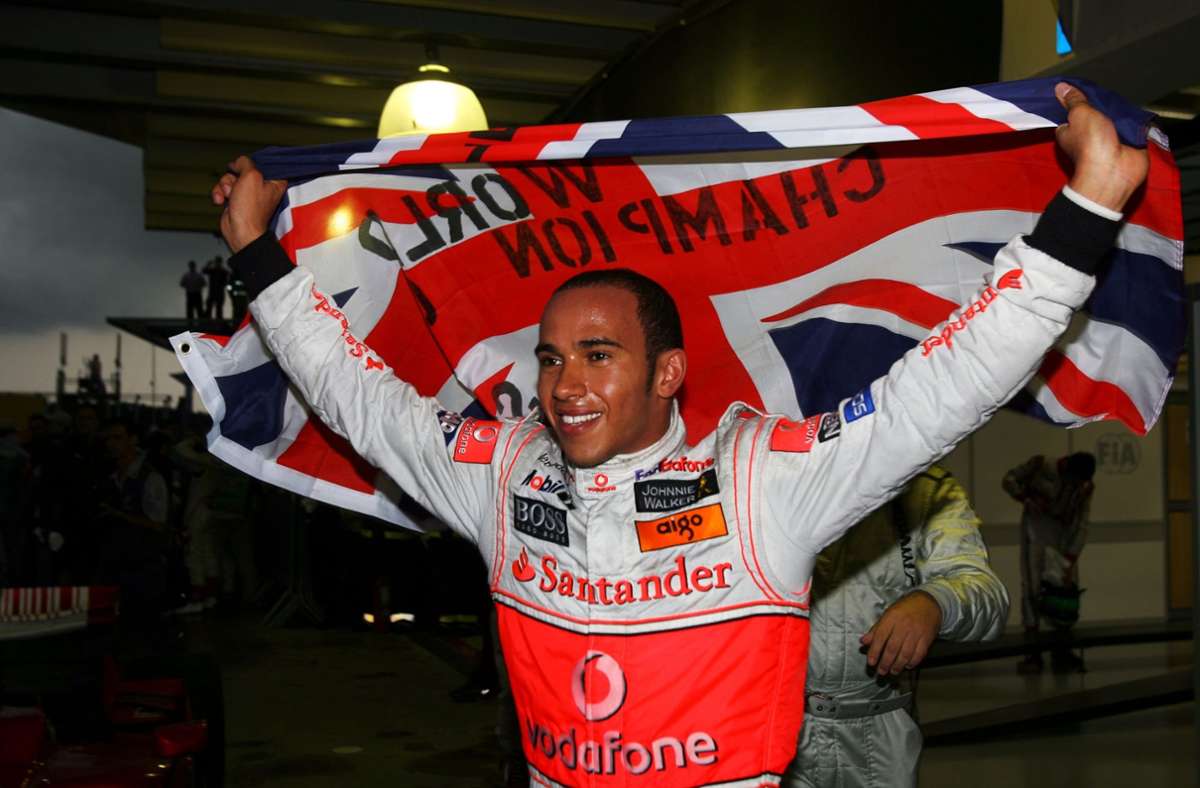 Lewis Hamilton in jung: 2008 feierte der Brite seinen ersten WM-Titel – in einem chaotischen und spannenden Rennen belegte der McLaren-Mercedes-Pilot in Brasilien Platz fünf, nachdem er nur wenige 100 Meter vor dem Ziel Timo Glock überholt hatte. Es reichte zum Titel, Felipe Massa ging als 38-Sekunden-Weltmeister in die Geschichte ein.
