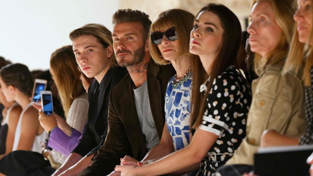  Victoria Beckham gehört inzwischen zur A-Liga der US-Designer. Bei der New York Fashion Week hat sie ihre neue, eigensinnige Kollektion präsentiert – vor ihrem Ehemann David Beckham und dem ältesten Sohn. 
