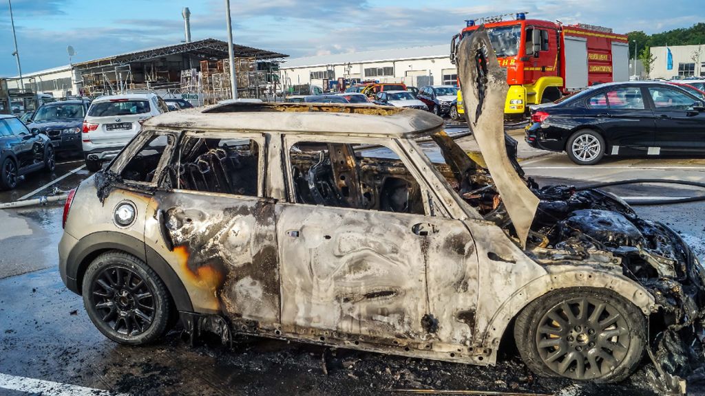 Asperg im Kreis Ludwigsburg: Neuer Mini brennt vor Autohaus aus
