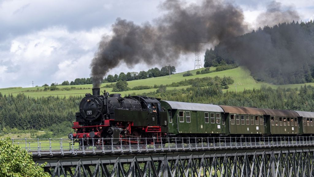 Historische Sauschwänzlebahn: Zwei Männer bringen historische Bahnen in Fahrt