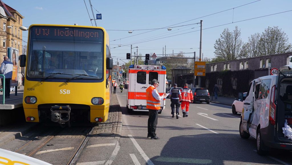 Unfall an der Rosensteinbrücke: Auto kollidiert mit Stadtbahn