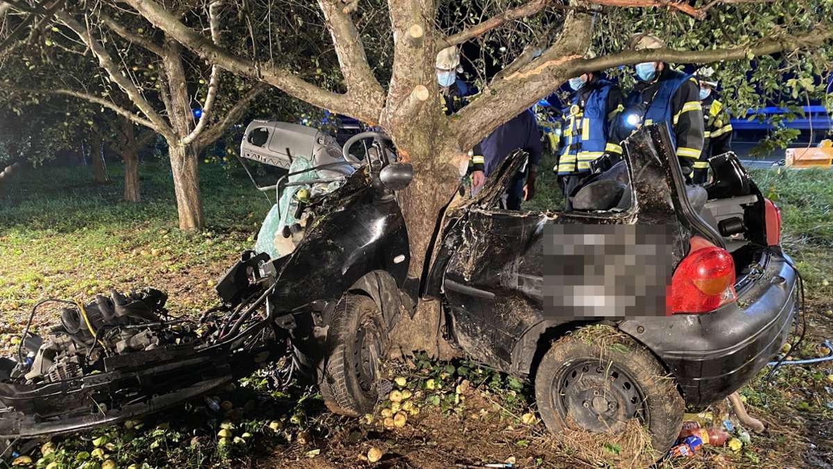 Unfall auf B29 im Rems-Murr-Kreis: Junger Autofahrer prallt gegen Baum – 21-jährige Beifahrerin stirbt