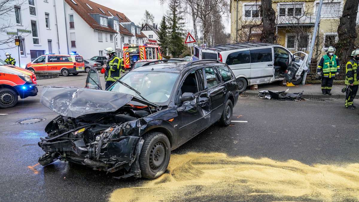  Bei einem Unfall ist am Sonntagnachmittag in Kirchheim/Teck (Kreis Esslingen) ein 48 Jahre alter Mann schwer verletzt worden. Der Unfallverursacher flüchtete zunächst zu Fuß, konnte aber von der Polizei festgenommen werden. 