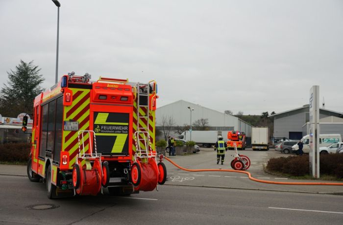 Feuerwehreinsatz in Dettingen: Feuer bricht in Firmengebäude aus
