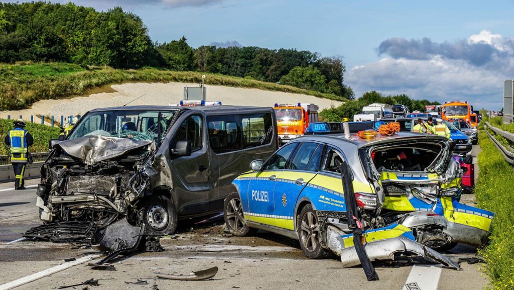 A 8 bei Kirchheim/Holzmaden: Kleinbus rast in Streifenwagen – drei lebensgefährlich Verletzte