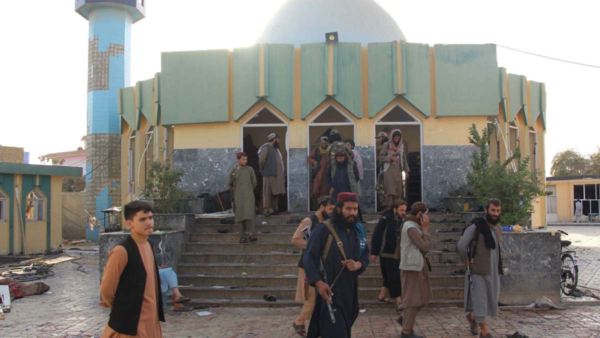  Bei einer Explosion in einer Moschee in Kundus sind zahlreiche Menschen ums Leben gekommen. Bisher hat sich niemand zu dem Angriff bekannt. 