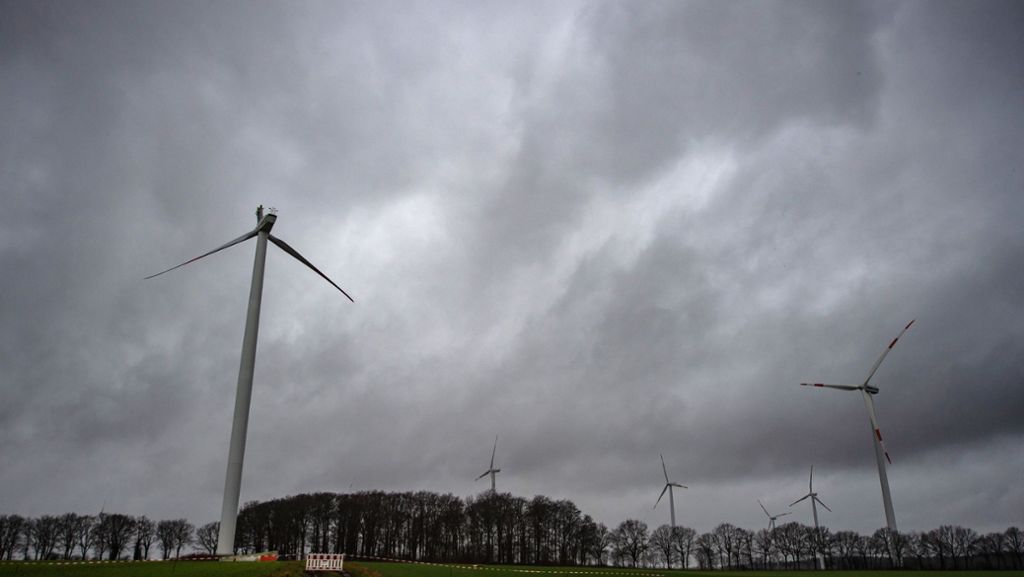  In einem Windpark im Kreis Uelzen in Niedersachsen ist bei stürmischem Wetter ein Flügel eines Windrads abgebrochen. Passanten haben die Polizei alarmiert. 